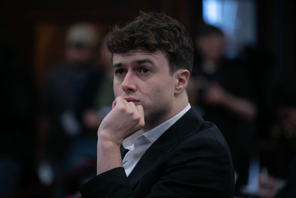 Jacob Coxon sitter med handen mot hakan under en utfrågning om AI i New York.